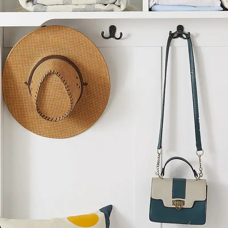Meuble d'entrée classique moderne avec banc porte-chaussures et patères pour le rangement suspendu