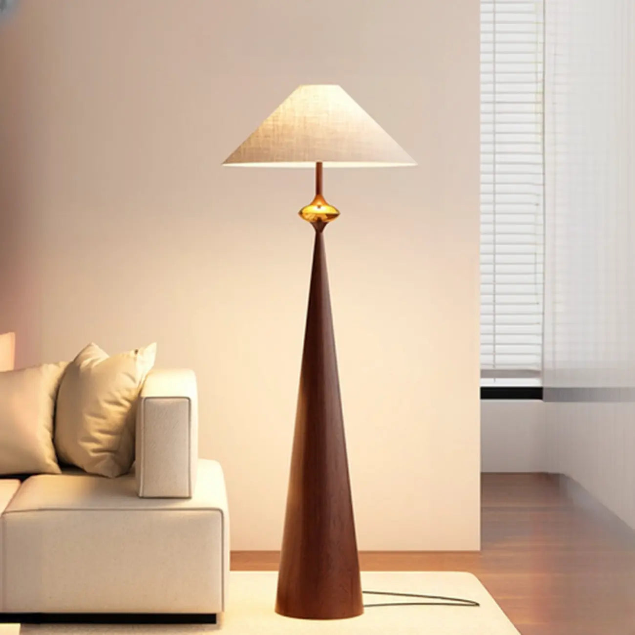 Lampadaire contemporain en métal conique avec abat-jour en tissu