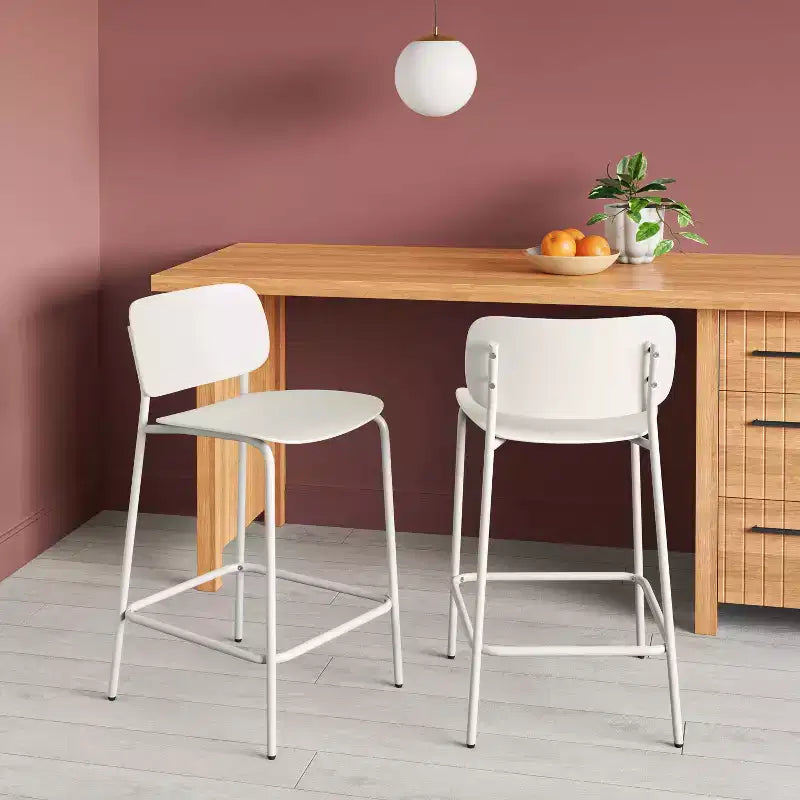 Lot de 2 tabourets de bar en plastique moulé de 61 cm avec base en métal, hauteur comptoir, blancs - Room Essentials™