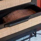 Powell Gordon Commode en bois massif et cannage naturel, pieds en métal noir, 3 tiroirs, noire : style maison de campagne moderne, plateau en manguier