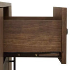 Buffet Lucas marron - Crosley : Buffet rustique du milieu du siècle moderne avec étagères réglables, tiroirs et cadre en bois massif