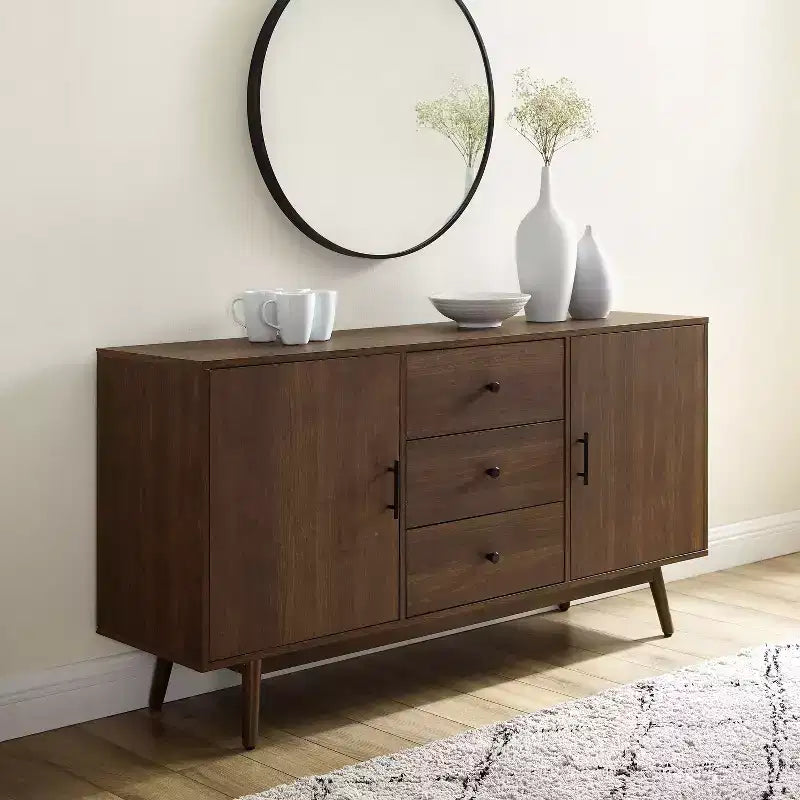 Buffet Lucas marron - Crosley : Buffet rustique du milieu du siècle moderne avec étagères réglables, tiroirs et cadre en bois massif