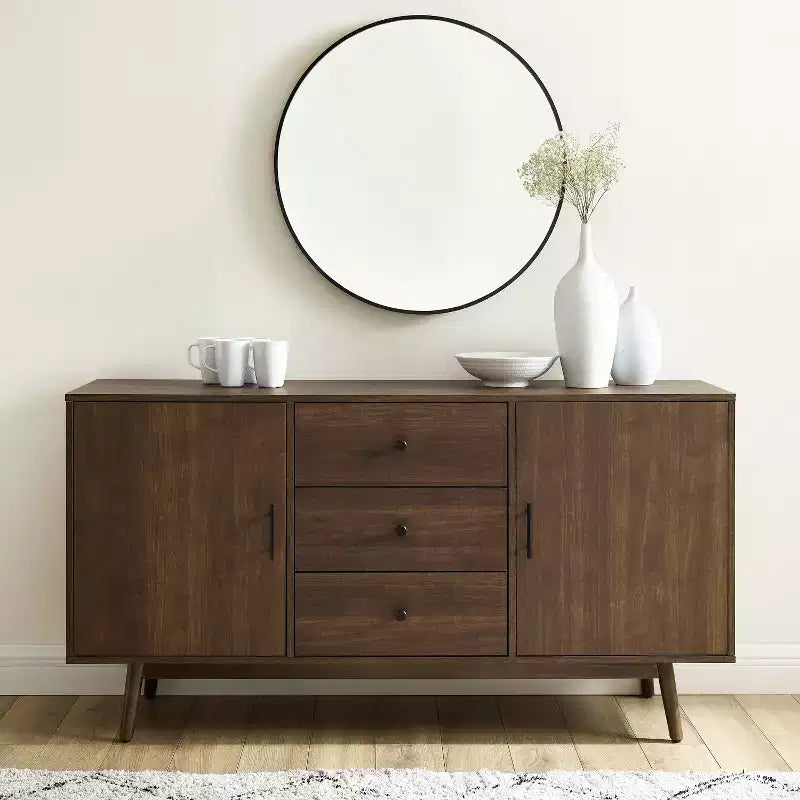Buffet Lucas marron - Crosley : Buffet rustique du milieu du siècle moderne avec étagères réglables, tiroirs et cadre en bois massif