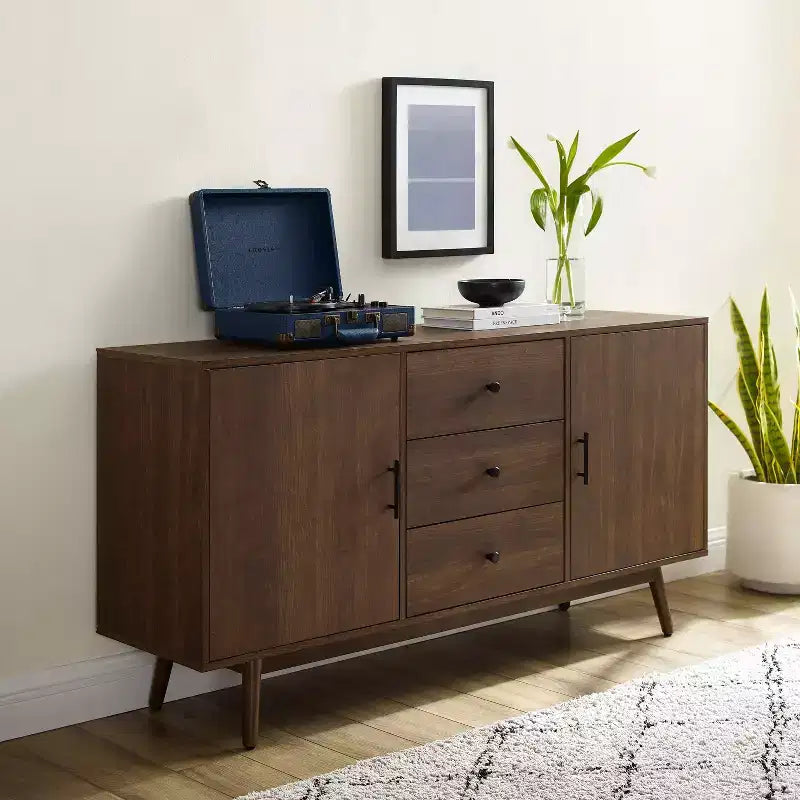 Buffet Lucas marron - Crosley : Buffet rustique du milieu du siècle moderne avec étagères réglables, tiroirs et cadre en bois massif