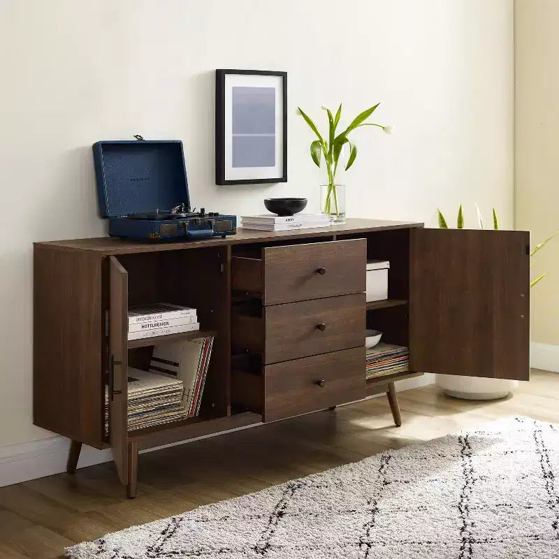 Buffet Lucas marron - Crosley : Buffet rustique du milieu du siècle moderne avec étagères réglables, tiroirs et cadre en bois massif