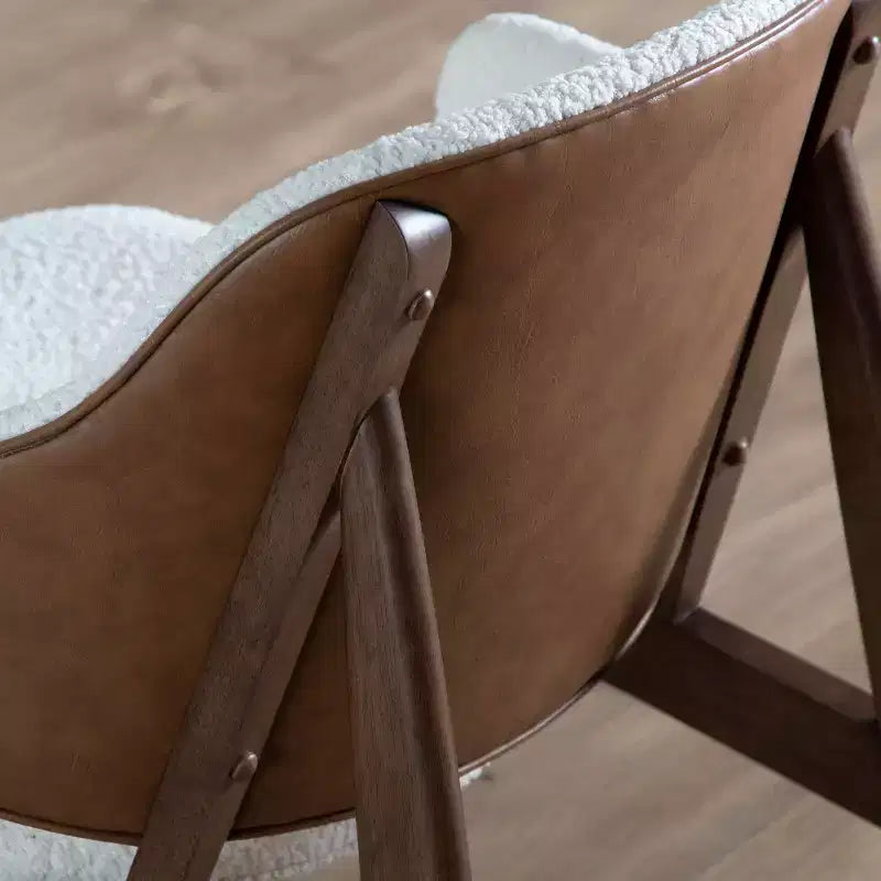 MAISON : Intérieur et Extérieur Fauteuil d'appoint en bouclé avec accoudoirs incurvés de style Mid-Century Modern de la collection Creekside – Noyer