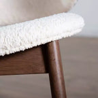 MAISON : Intérieur et Extérieur Fauteuil d'appoint en bouclé avec accoudoirs incurvés de style Mid-Century Modern de la collection Creekside – Noyer