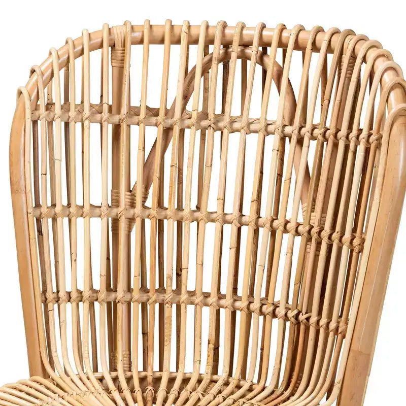 bali & pari Nagoya Chaise longue haute en rotin : Accent bohème, pieds en bois de teck, mobilier de salon