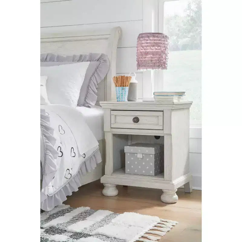 Signature Design by Ashley Robbinsdale – Table de nuit blanche à 1 tiroir : Table d'appoint de chambre à coucher de style vintage avec rangement et gestion des câbles