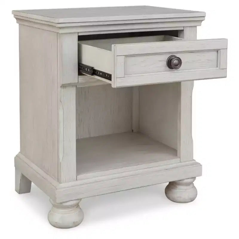 Signature Design by Ashley Robbinsdale – Table de nuit blanche à 1 tiroir : Table d'appoint de chambre à coucher de style vintage avec rangement et gestion des câbles