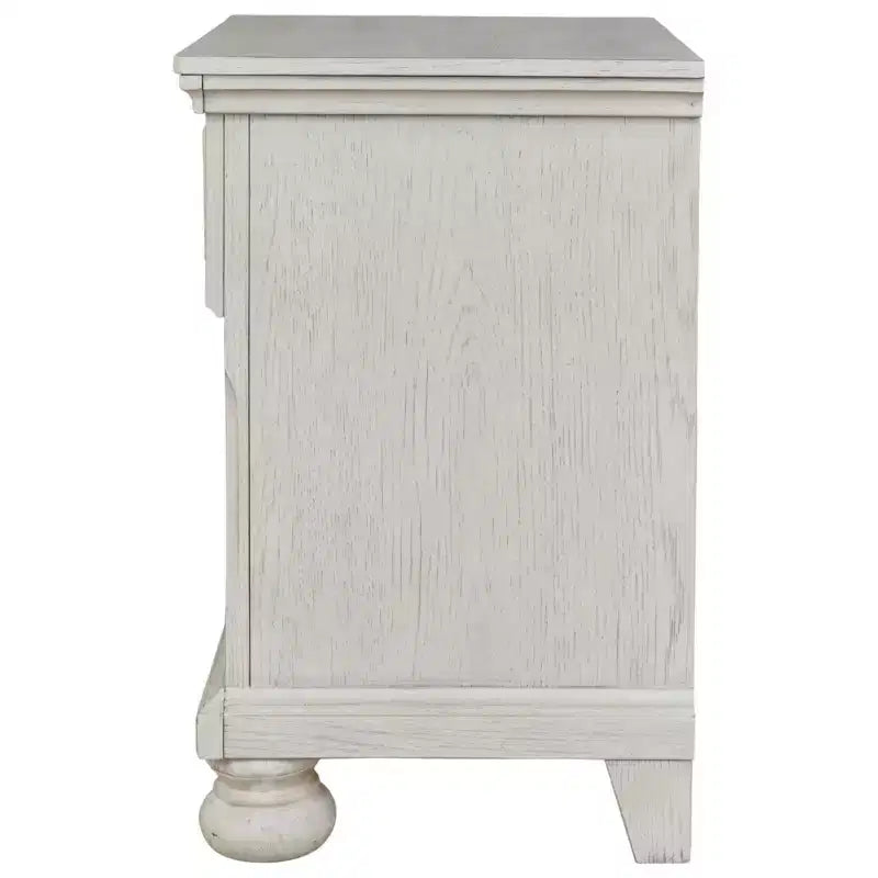 Signature Design by Ashley Robbinsdale – Table de nuit blanche à 1 tiroir : Table d'appoint de chambre à coucher de style vintage avec rangement et gestion des câbles