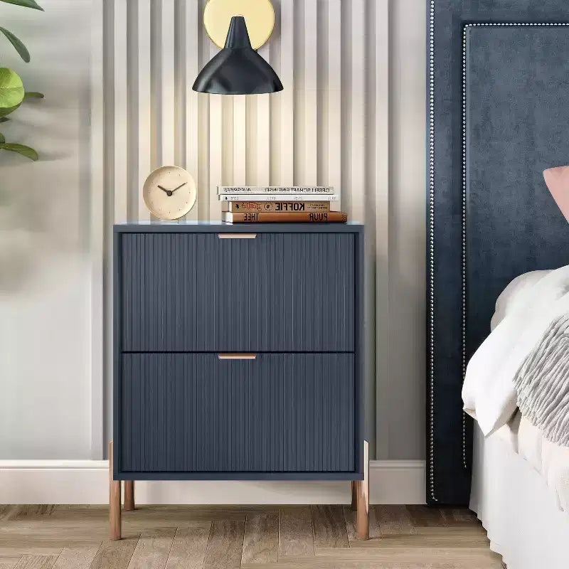 Table de chevet à 2 tiroirs Festivo Navy : Design scandinave moderne, accents or rose, bois MDF, 66 cm de hauteur