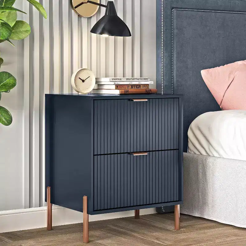 Table de chevet à 2 tiroirs Festivo Navy : Design scandinave moderne, accents or rose, bois MDF, 66 cm de hauteur
