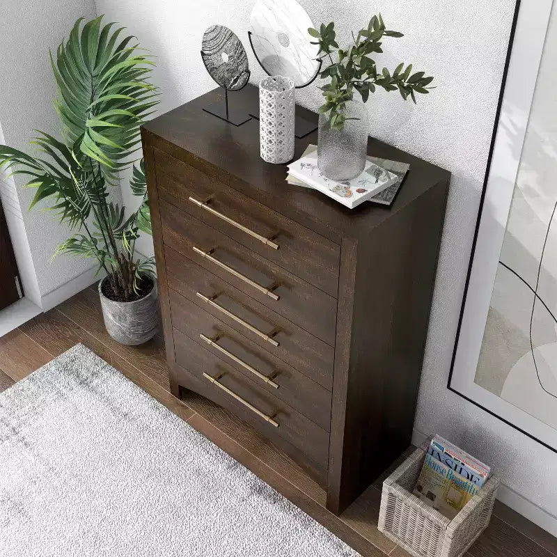 Commode à 5 tiroirs Melonnes Noyer - HOMES: Inside + Out : Rangement de chambre contemporain, hauteur 48 po