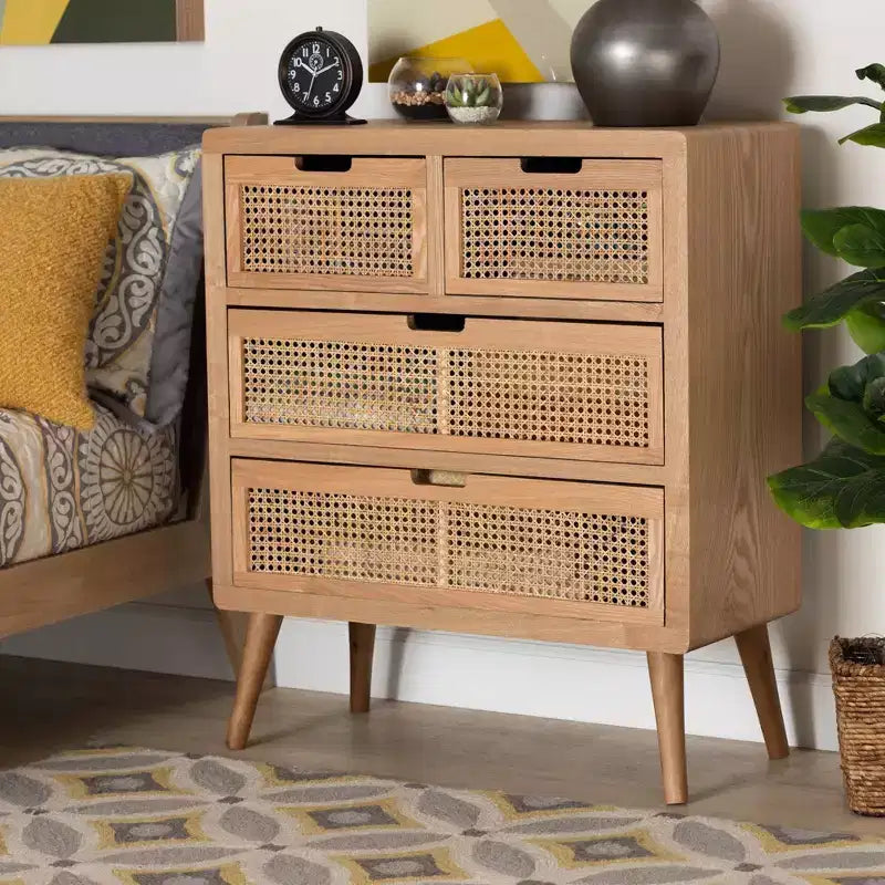 Commode d'appoint 4 tiroirs en bois et rotin Alina, chêne - Baxton Studio : Profil compact, esprit bohème, grand espace de rangement