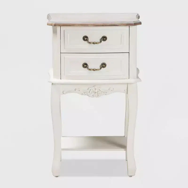Table de chevet Amalie 2 tiroirs bois blanc/chêne - Baxton Studio : Style Louis XV, Poignées en laiton, Étagère ouverte