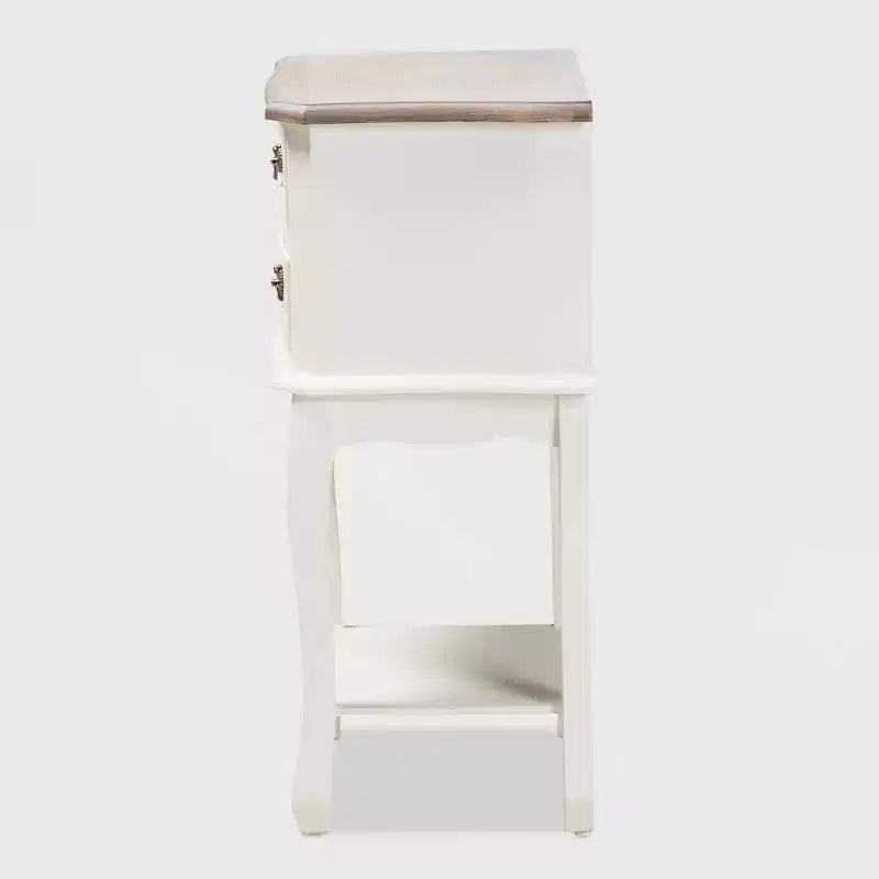 Table de chevet Amalie 2 tiroirs bois blanc/chêne - Baxton Studio : Style Louis XV, Poignées en laiton, Étagère ouverte