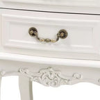 Table de chevet Amalie 2 tiroirs bois blanc/chêne - Baxton Studio : Style Louis XV, Poignées en laiton, Étagère ouverte