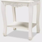 Table de chevet Amalie 2 tiroirs bois blanc/chêne - Baxton Studio : Style Louis XV, Poignées en laiton, Étagère ouverte