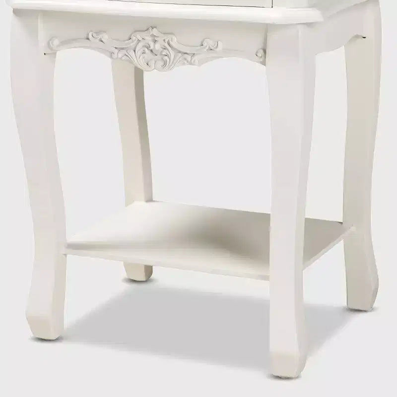Table de chevet Amalie 2 tiroirs bois blanc/chêne - Baxton Studio : Style Louis XV, Poignées en laiton, Étagère ouverte