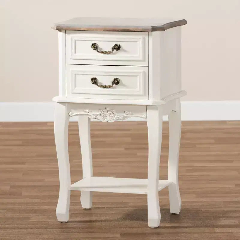 Table de chevet Amalie 2 tiroirs bois blanc/chêne - Baxton Studio : Style Louis XV, Poignées en laiton, Étagère ouverte