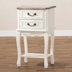 Table de chevet Amalie 2 tiroirs bois blanc/chêne - Baxton Studio : Style Louis XV, Poignées en laiton, Étagère ouverte