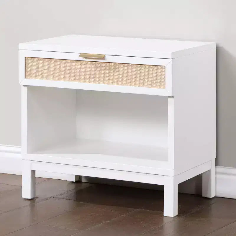 Table de chevet Comfort Pointe Bayport blanc avec incrustation en rotin : style côtier, 1 tiroir, cadre en peuplier, aucun assemblage requis