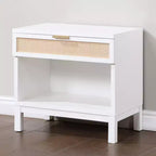 Table de chevet Comfort Pointe Bayport blanc avec incrustation en rotin : style côtier, 1 tiroir, cadre en peuplier, aucun assemblage requis