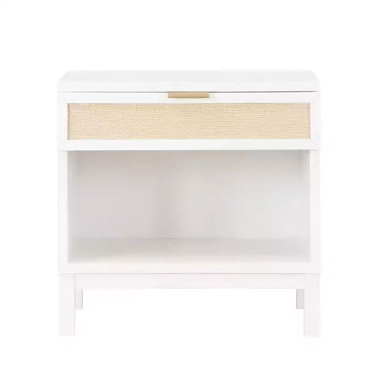 Table de chevet Comfort Pointe Bayport blanc avec incrustation en rotin : style côtier, 1 tiroir, cadre en peuplier, aucun assemblage requis