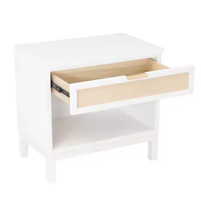 Table de chevet Comfort Pointe Bayport blanc avec incrustation en rotin : style côtier, 1 tiroir, cadre en peuplier, aucun assemblage requis