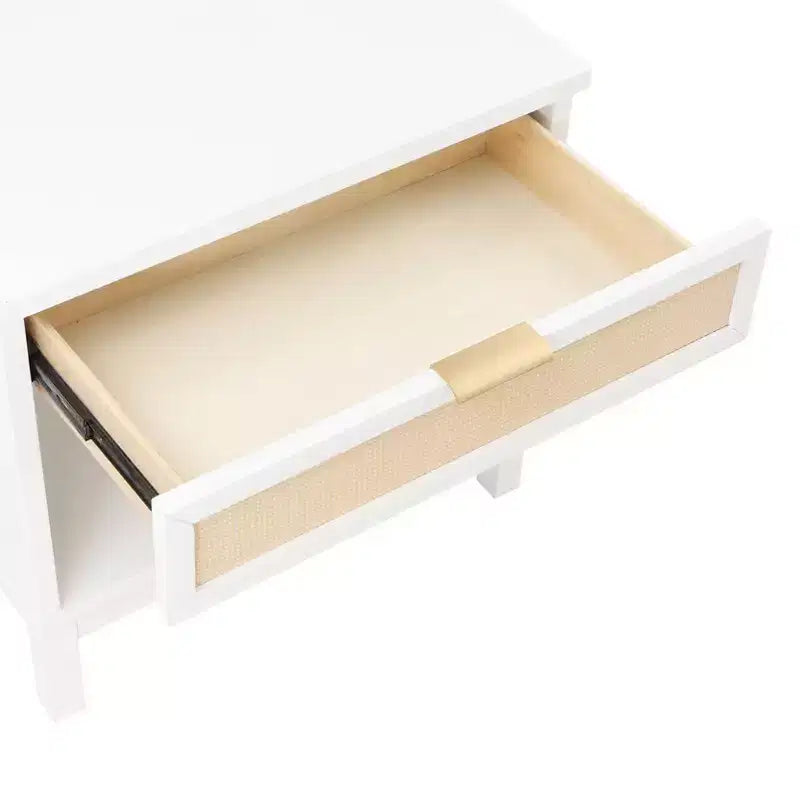 Table de chevet Comfort Pointe Bayport blanc avec incrustation en rotin : style côtier, 1 tiroir, cadre en peuplier, aucun assemblage requis