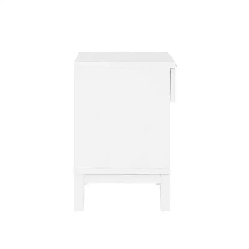 Table de chevet Comfort Pointe Bayport blanc avec incrustation en rotin : style côtier, 1 tiroir, cadre en peuplier, aucun assemblage requis