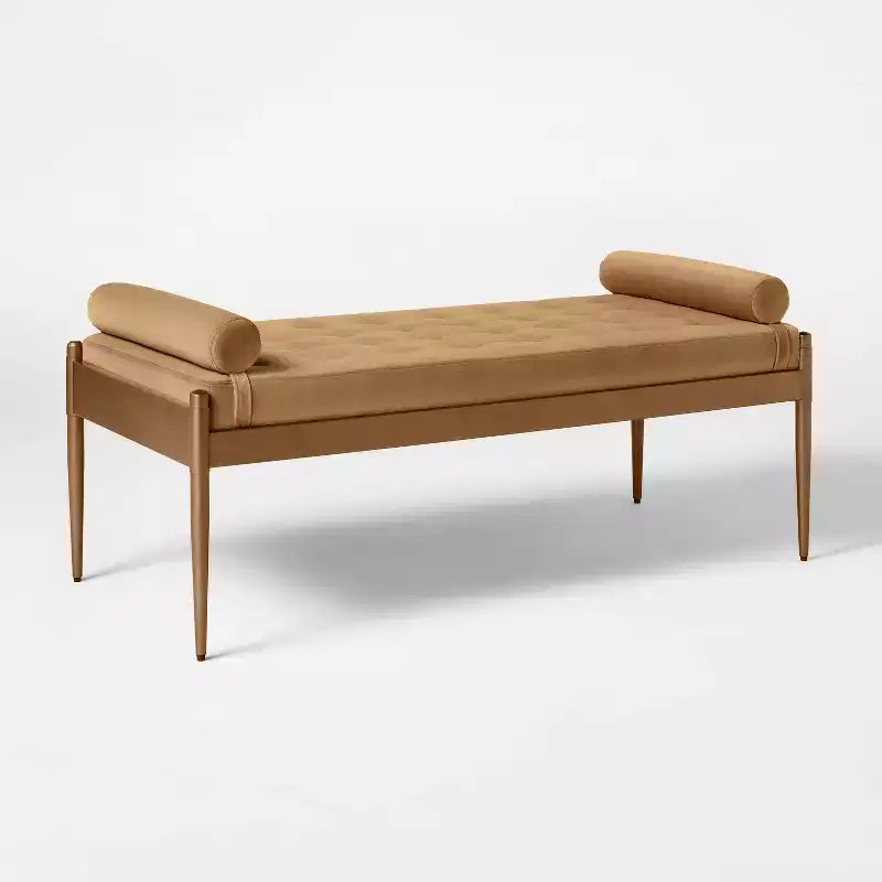 Banc capitonné beige à travers Studio McGee - Threshold™ : revêtement en velours, pieds en acier thermolaqué, capacité de 102 kg