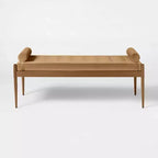 Banc capitonné beige à travers Studio McGee - Threshold™ : revêtement en velours, pieds en acier thermolaqué, capacité de 102 kg