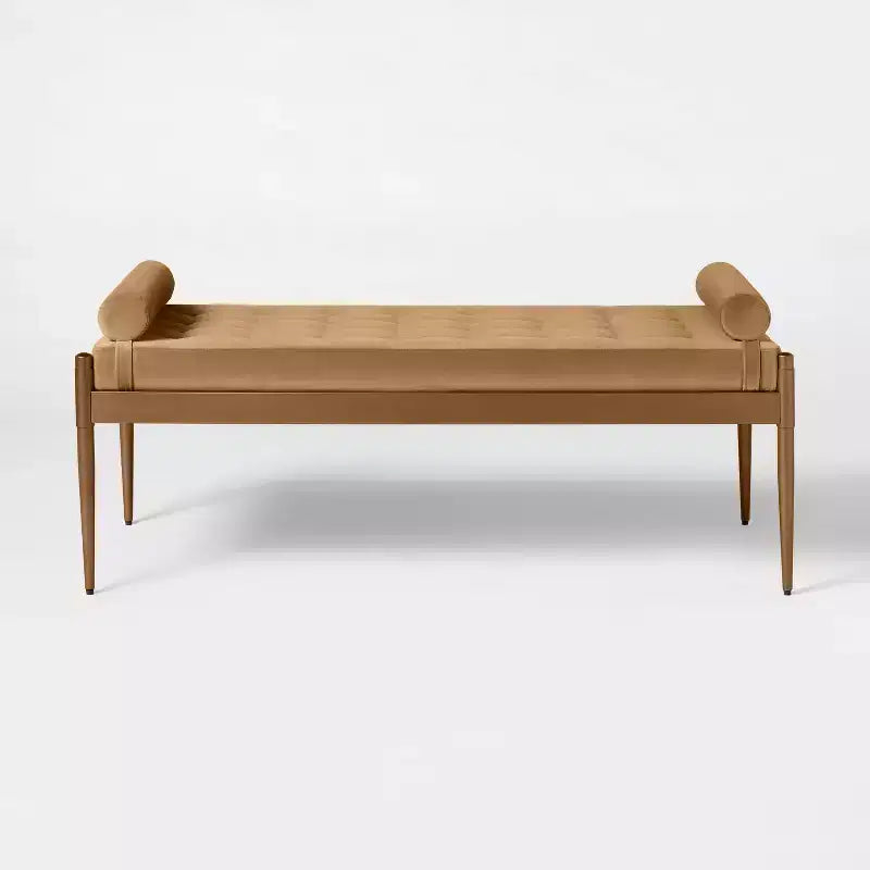 Banc capitonné beige à travers Studio McGee - Threshold™ : revêtement en velours, pieds en acier thermolaqué, capacité de 102 kg