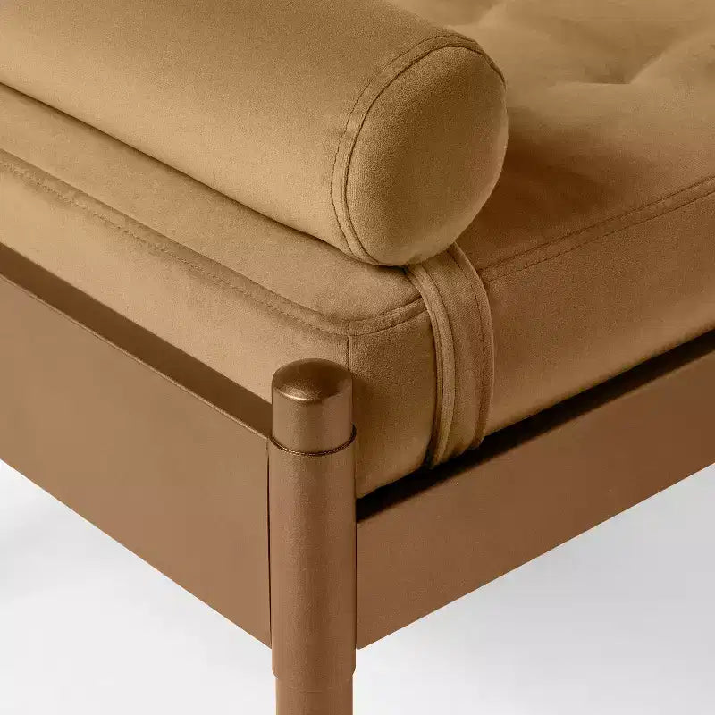Banc capitonné beige à travers Studio McGee - Threshold™ : revêtement en velours, pieds en acier thermolaqué, capacité de 102 kg