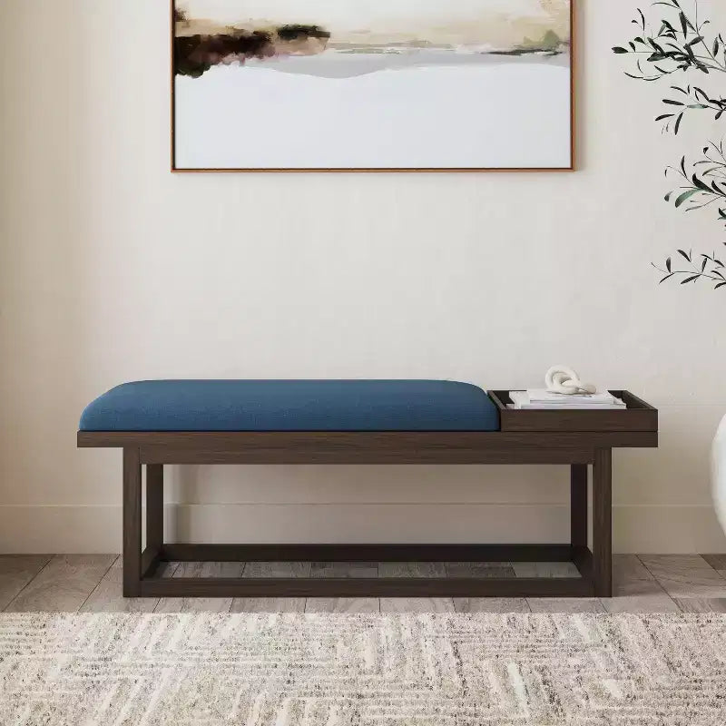 Banc de rangement rembourré moderne Lemire avec plateau : bleu marine, cadre en bois, remplissage en mousse, capacité de 136 kg, largeur de 132 cm