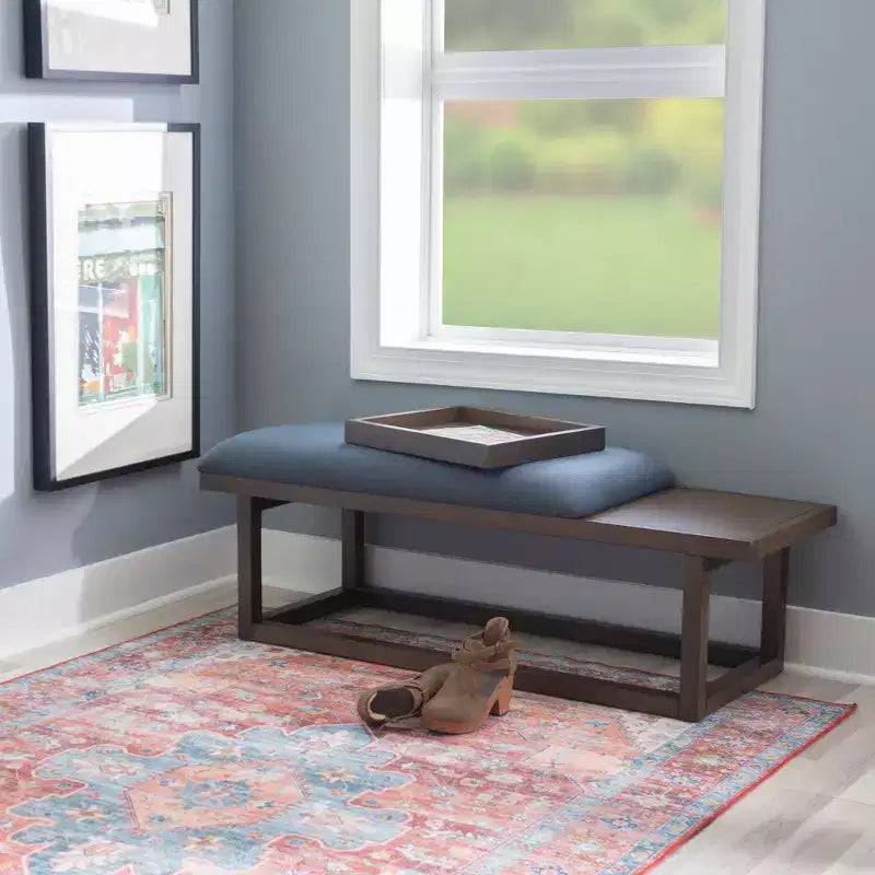 Banc de rangement rembourré moderne Lemire avec plateau : bleu marine, cadre en bois, remplissage en mousse, capacité de 136 kg, largeur de 132 cm