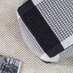 Pouf Carrapateira Noir/Ivoire - Anji Mountain : Ottoman moderne abstrait tapissé fait main, Coton texturé, 53 cm Carré