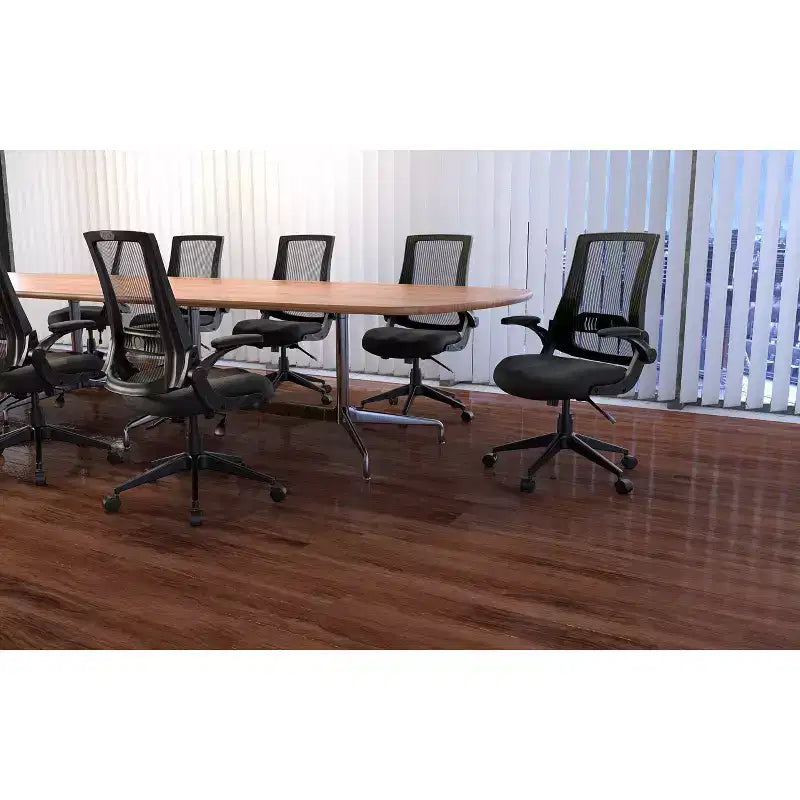 Chaise de bureau Boss en maille noire avec accoudoirs rabattables : conception ergonomique, base en nylon, rembourrage en mousse, capacité de 125 kg