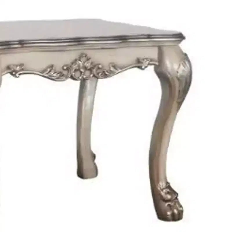 Table basse vintage de 28 po Dresden Bone White - Acme Furniture : pieds à griffes, détails sculptés