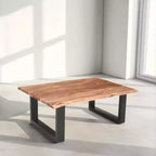 Table basse rectangulaire Urban Port de 45 po en bois d'acacia, bords bruts, base en métal thermolaqué noir, brun naturel