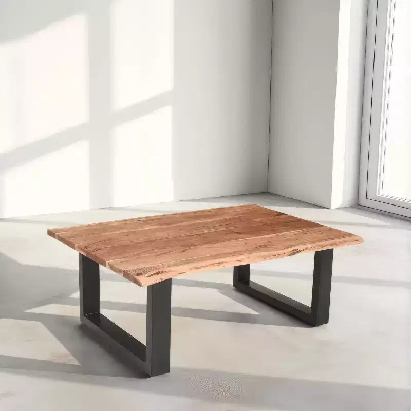 Table basse rectangulaire Urban Port de 45 po en bois d'acacia, bords bruts, base en métal thermolaqué noir, brun naturel