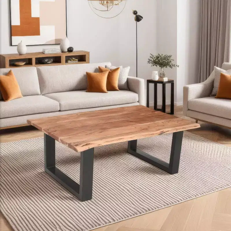 Table basse rectangulaire Urban Port de 45 po en bois d'acacia, bords bruts, base en métal thermolaqué noir, brun naturel