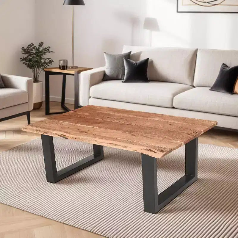 Table basse rectangulaire Urban Port de 45 po en bois d'acacia, bords bruts, base en métal thermolaqué noir, brun naturel