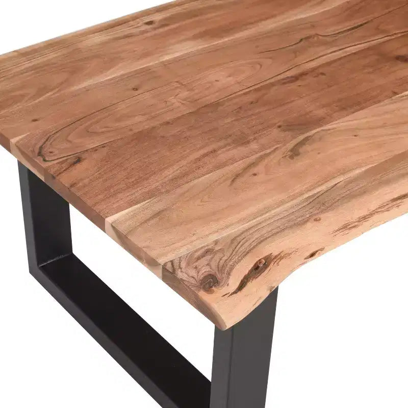 Table basse rectangulaire Urban Port de 45 po en bois d'acacia, bords bruts, base en métal thermolaqué noir, brun naturel