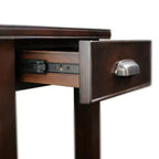 Table d'appoint Laurent avec tiroir Leick Home, finition cerisier chocolat : Table d'appoint rectangulaire avec étagère, certifiée CARB, montage sans outils