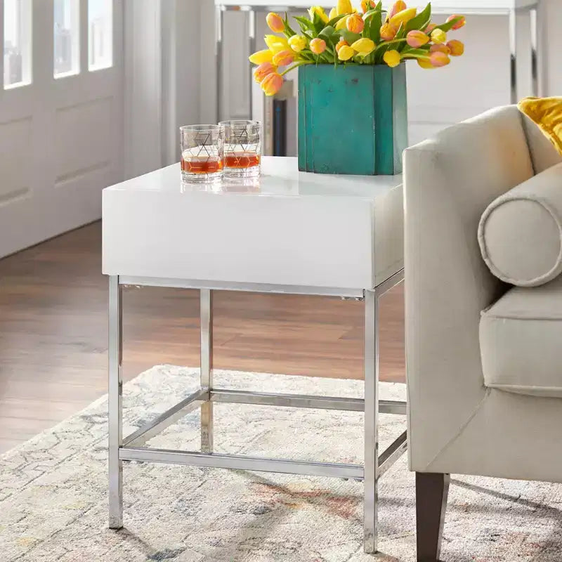 Table d'appoint moderne Buylateral Lewis blanche : MDF brillant, structure métallique robuste, 60,5 cm de hauteur