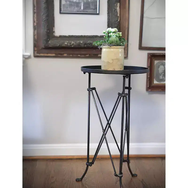 Table d'appoint Storied Home en métal bronze : Plateau rond en pin, 64,8 cm de haut, assemblage requis