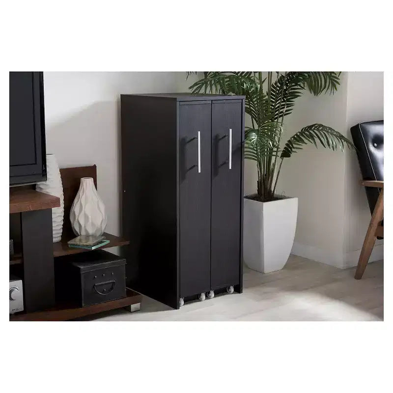 Bibliothèque en bois Lindo de Baxton Studio avec deux portes coulissantes, Meuble de rangement – Marron foncé : Rangement média, 10 étagères, 137,8 cm de hauteur